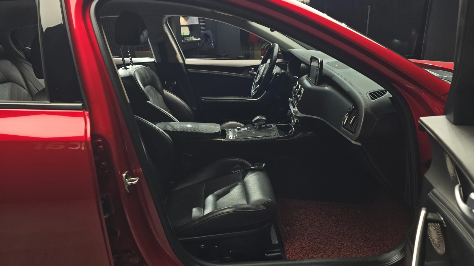 Kia Stinger DREAM EDITION/CARBON/ПОДГРЕВИ/ОБДУХВАНЕ, снимка 9 - Автомобили и джипове - 54880069