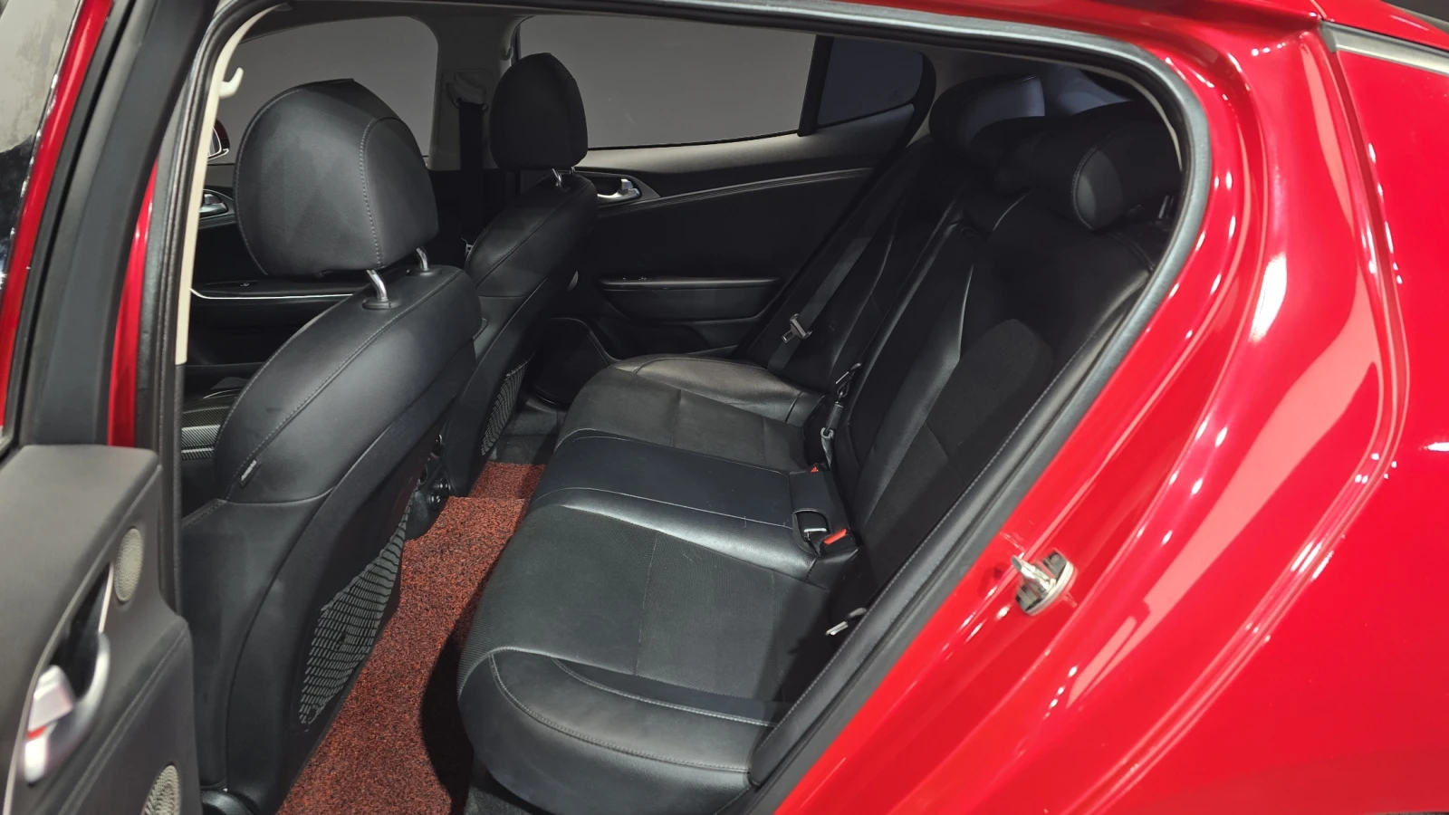 Kia Stinger DREAM EDITION/CARBON/ПОДГРЕВИ/ОБДУХВАНЕ, снимка 11 - Автомобили и джипове - 54880069