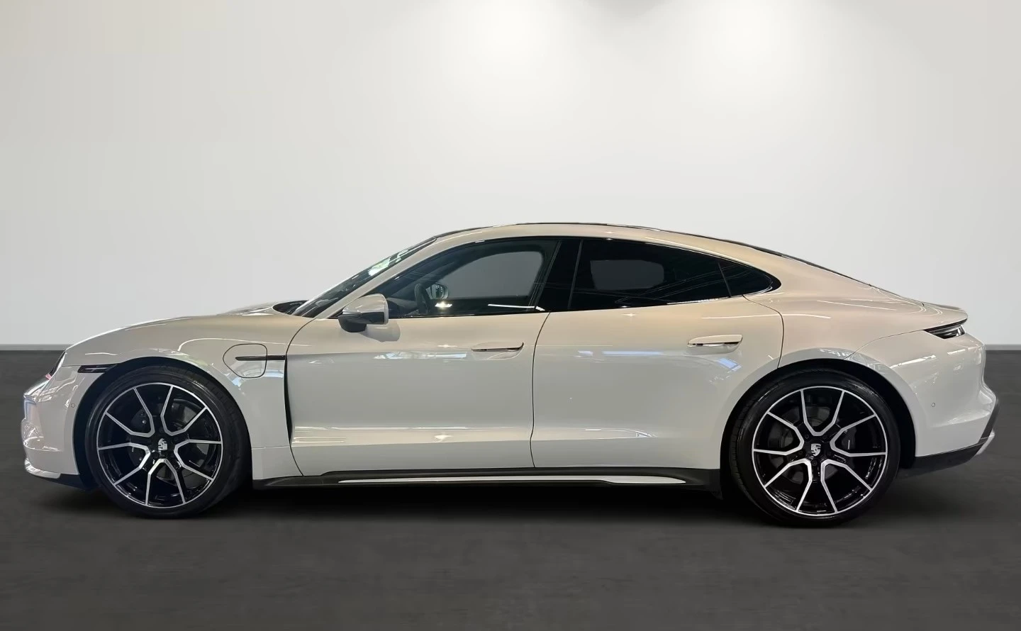 Porsche Taycan 4 / BOSE / PANO / 360 / , снимка 4 - Автомобили и джипове - 55091304