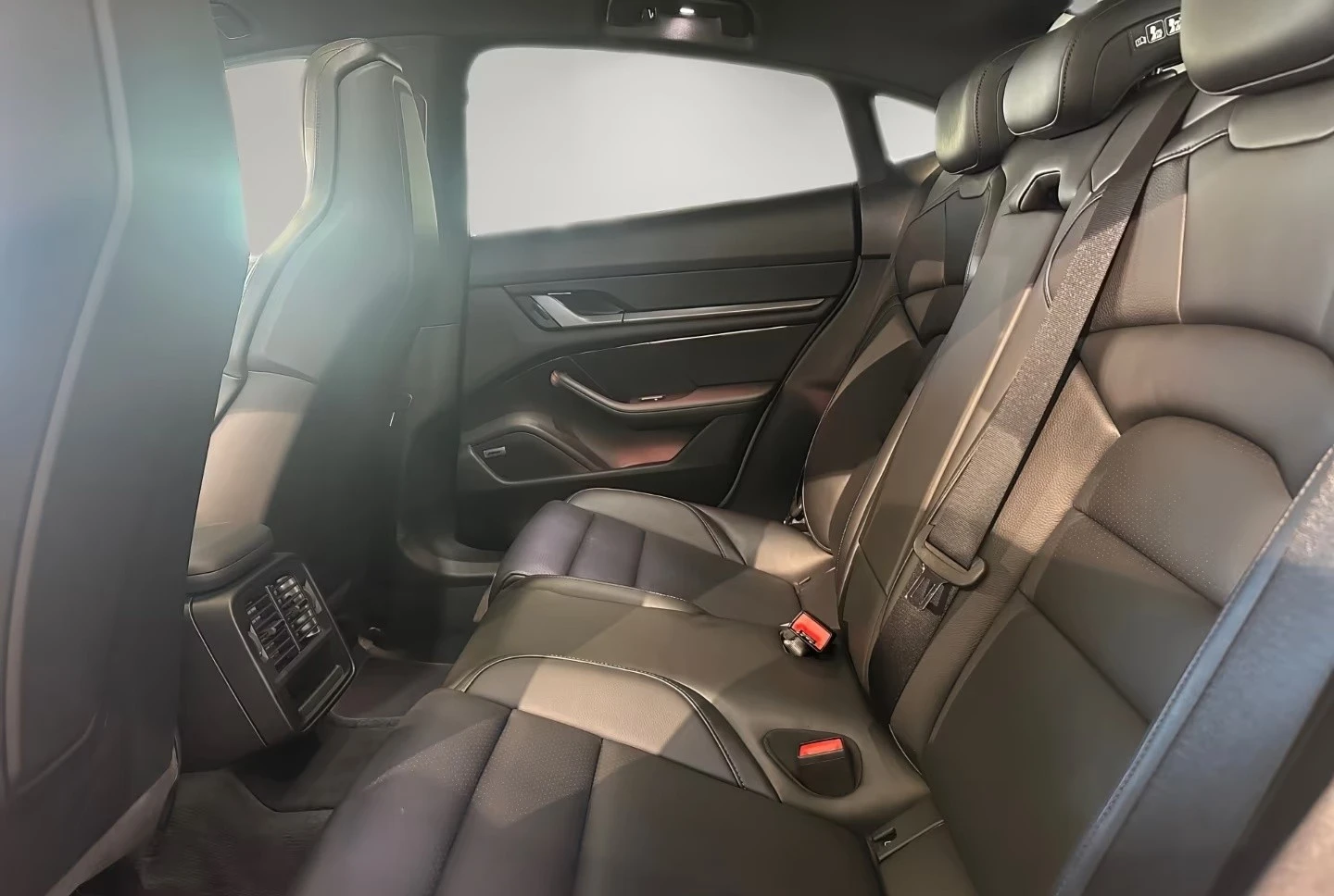 Porsche Taycan 4 / BOSE / PANO / 360 / , снимка 17 - Автомобили и джипове - 55091304