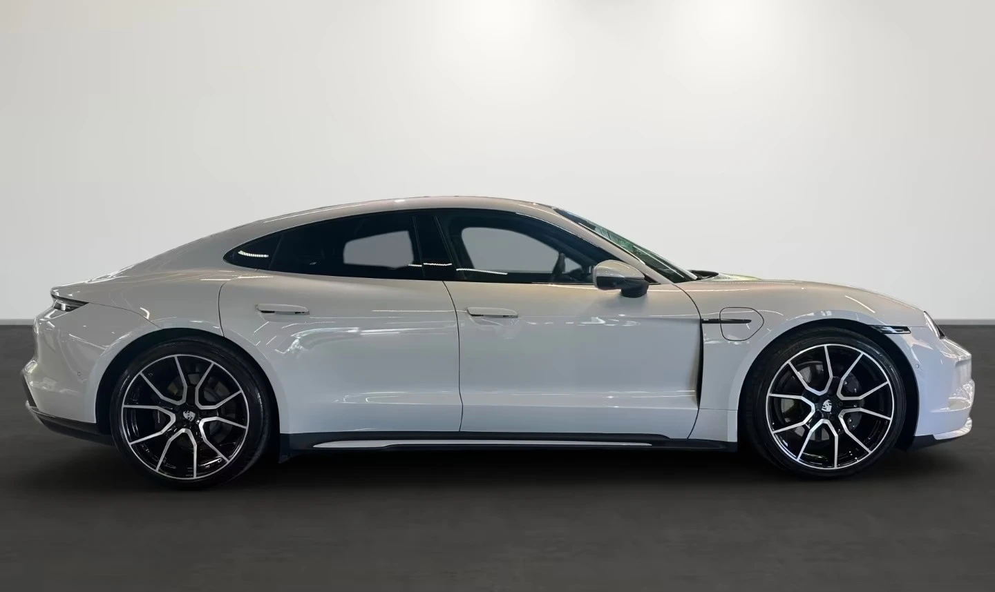 Porsche Taycan 4 / BOSE / PANO / 360 / , снимка 8 - Автомобили и джипове - 55091304