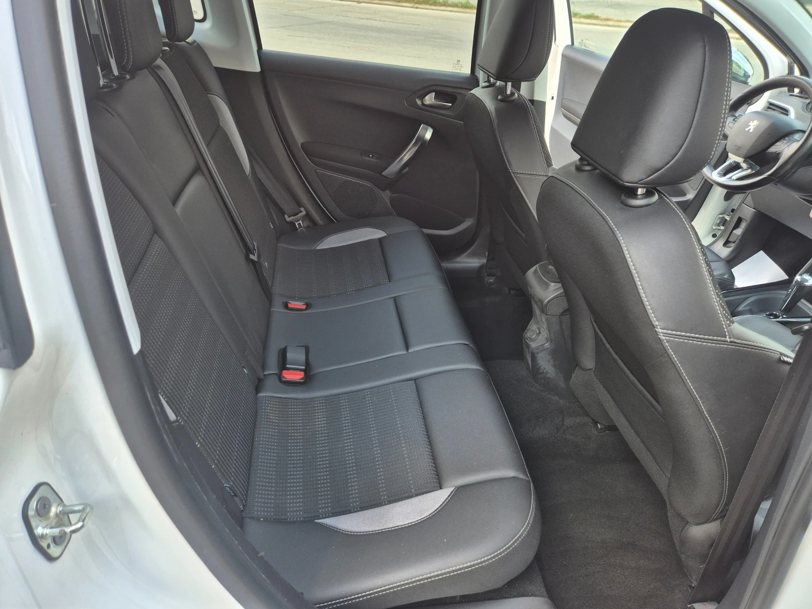 Peugeot 2008 1.6 HDI, NAVI, KOJA, снимка 12 - Автомобили и джипове - 55120817