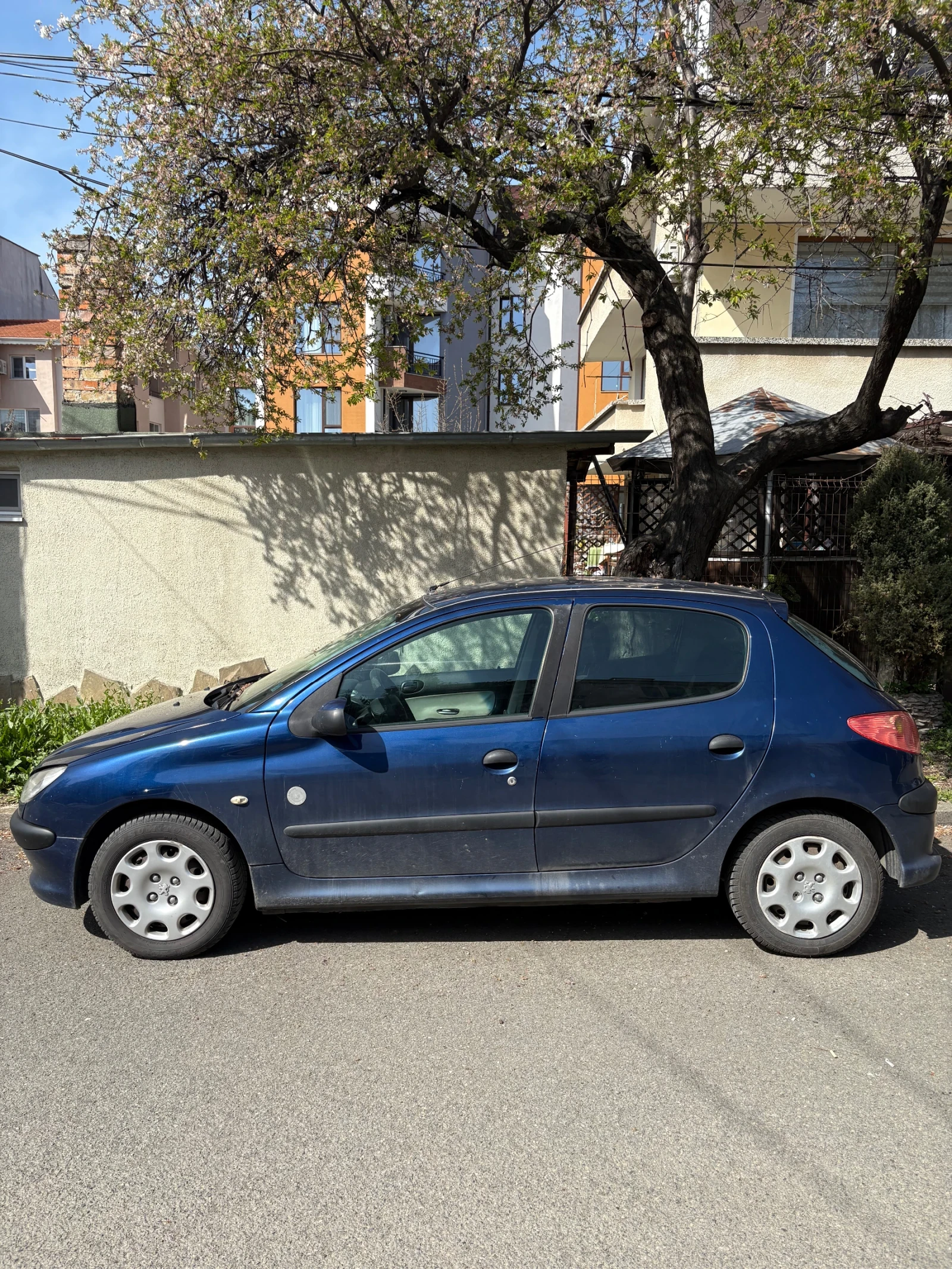 Peugeot 206 Колата е в добро състояние и е обслужвана винаги , снимка 2 - Автомобили и джипове - 56022556