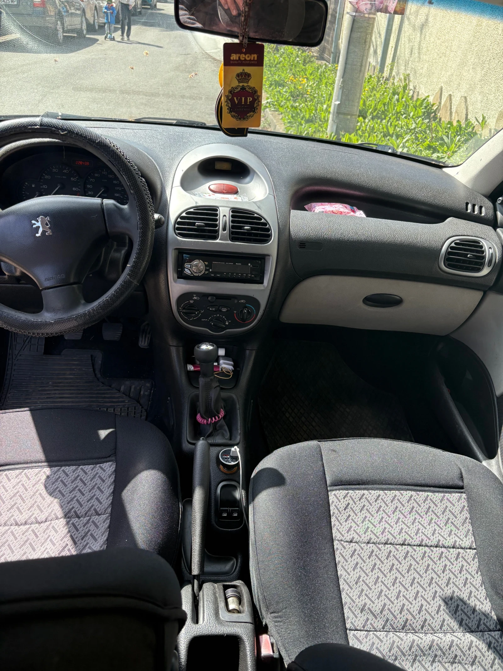 Peugeot 206 Колата е в добро състояние и е обслужвана винаги , снимка 11 - Автомобили и джипове - 56022556