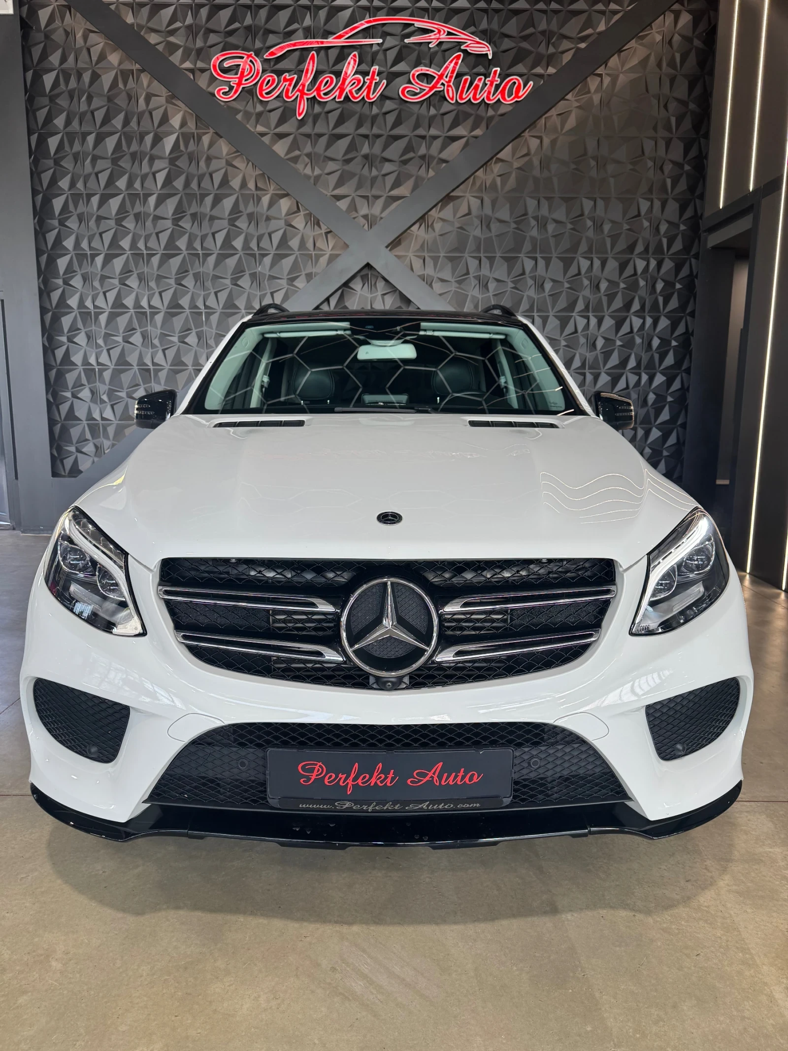 Mercedes-Benz GLE 350 d 4 MATIC * AMG * ПАНОРАМА *  - изображение 2