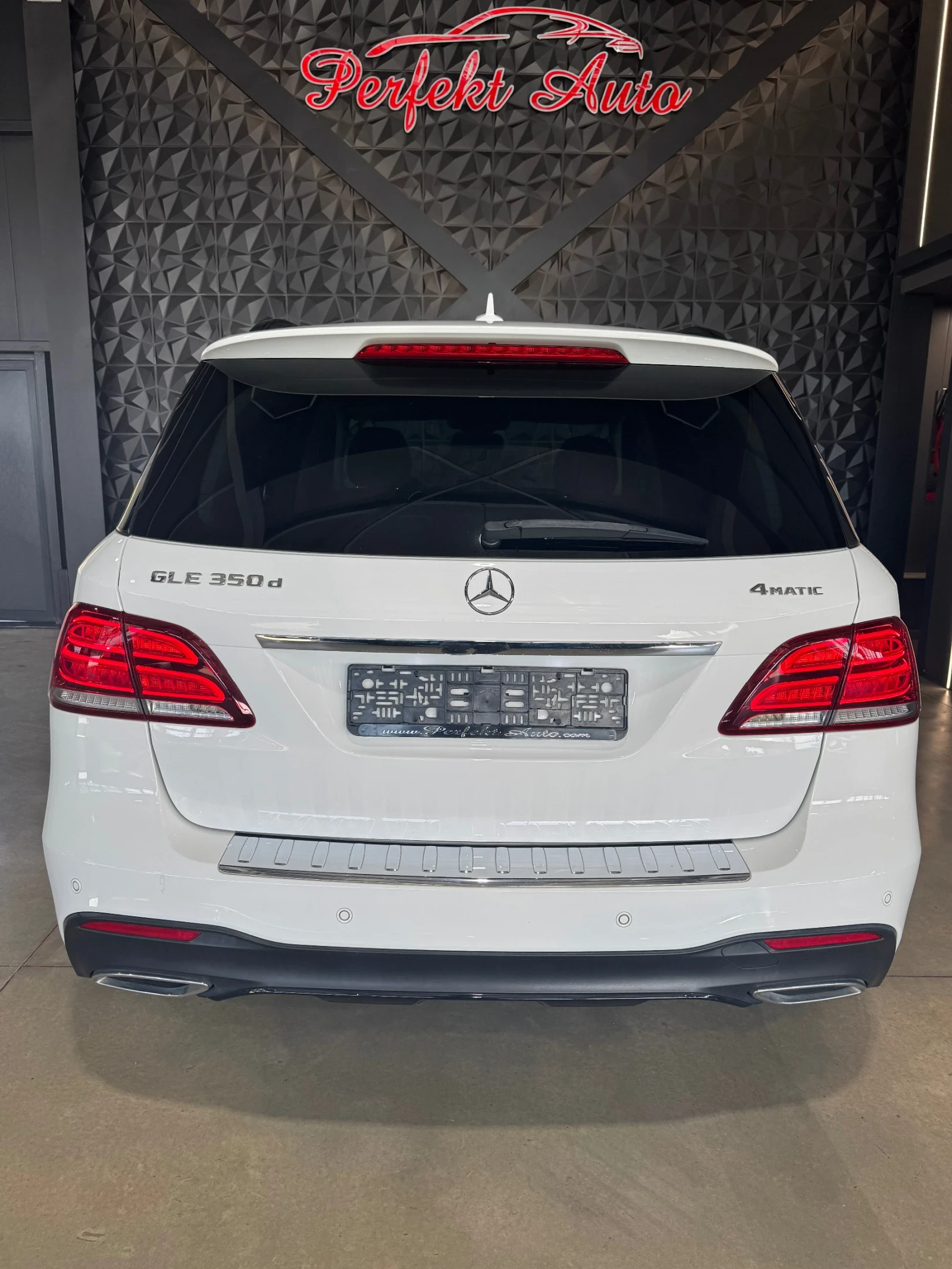 Mercedes-Benz GLE 350 d 4 MATIC * AMG * ПАНОРАМА *  - изображение 4