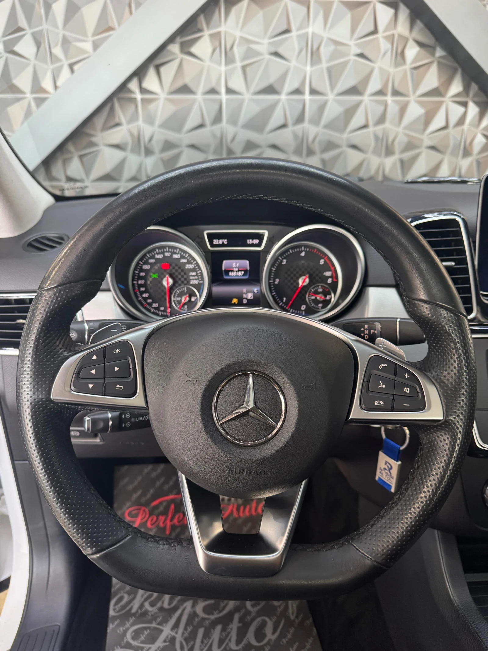 Mercedes-Benz GLE 350 d 4 MATIC * AMG * ПАНОРАМА *  - изображение 10