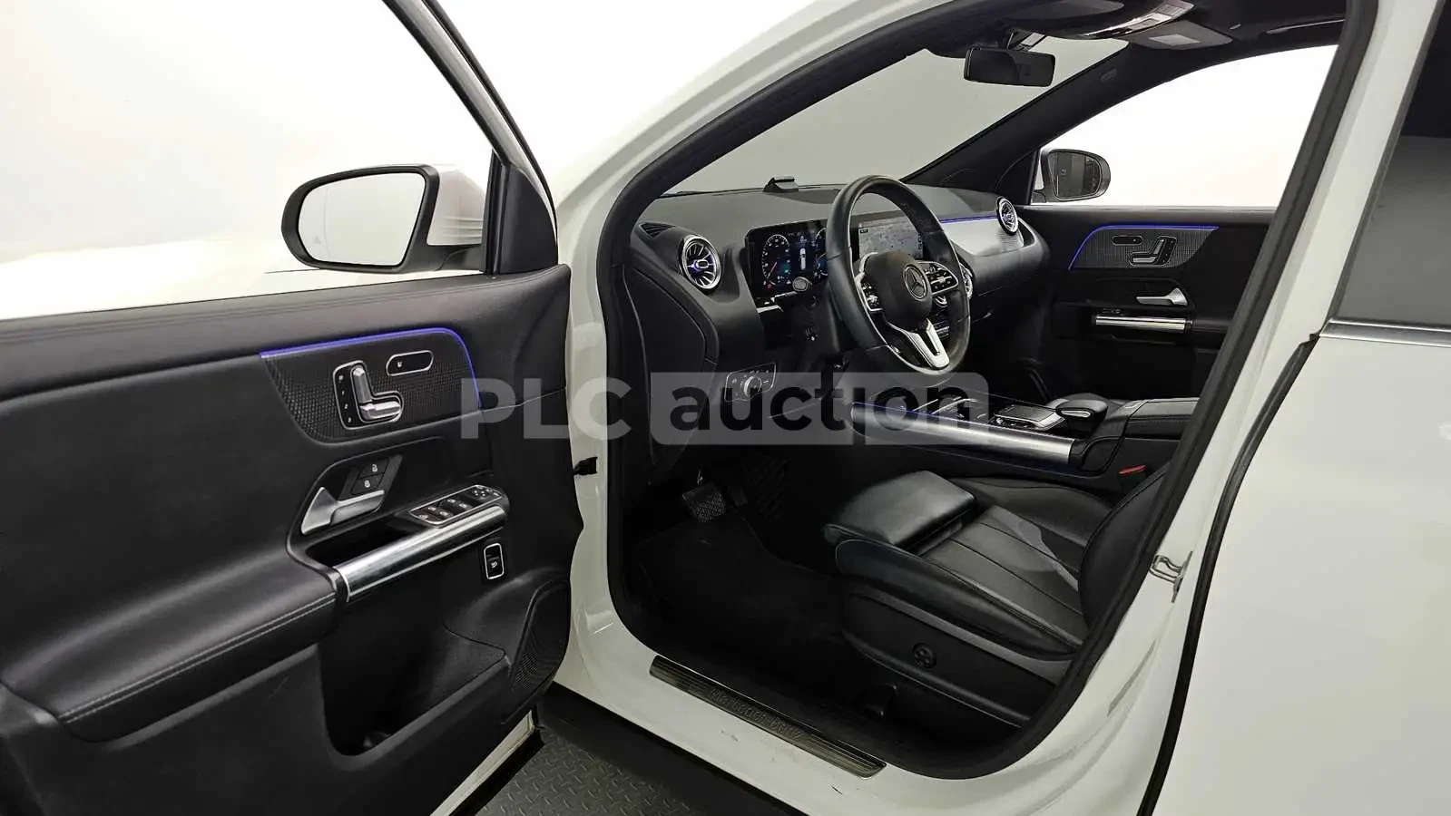 Mercedes-Benz GLA 250 | КАМЕРА| ПОДГРЕВ| DIST| PANO| ВКЛ.ТЕХНОТЕСТ, снимка 4 - Автомобили и джипове - 54956747
