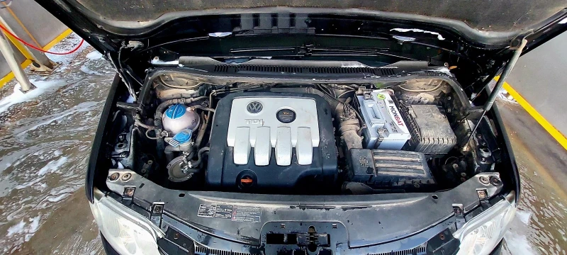 VW Touran 2.0 TDI, снимка 8 - Автомобили и джипове - 52456512