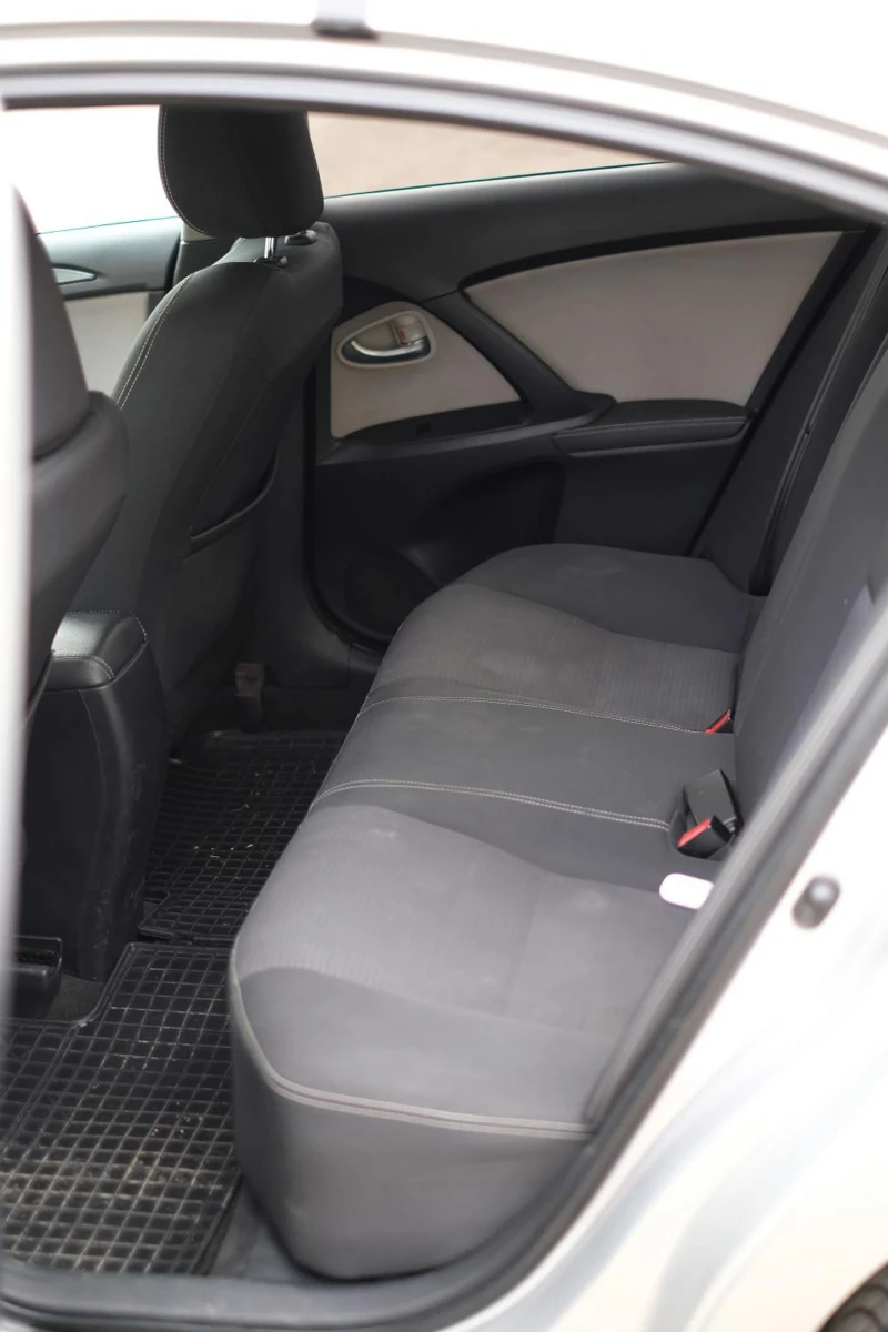 Toyota Avensis 1.6 D-4D 6MT Executive, снимка 11 - Автомобили и джипове - 52818427