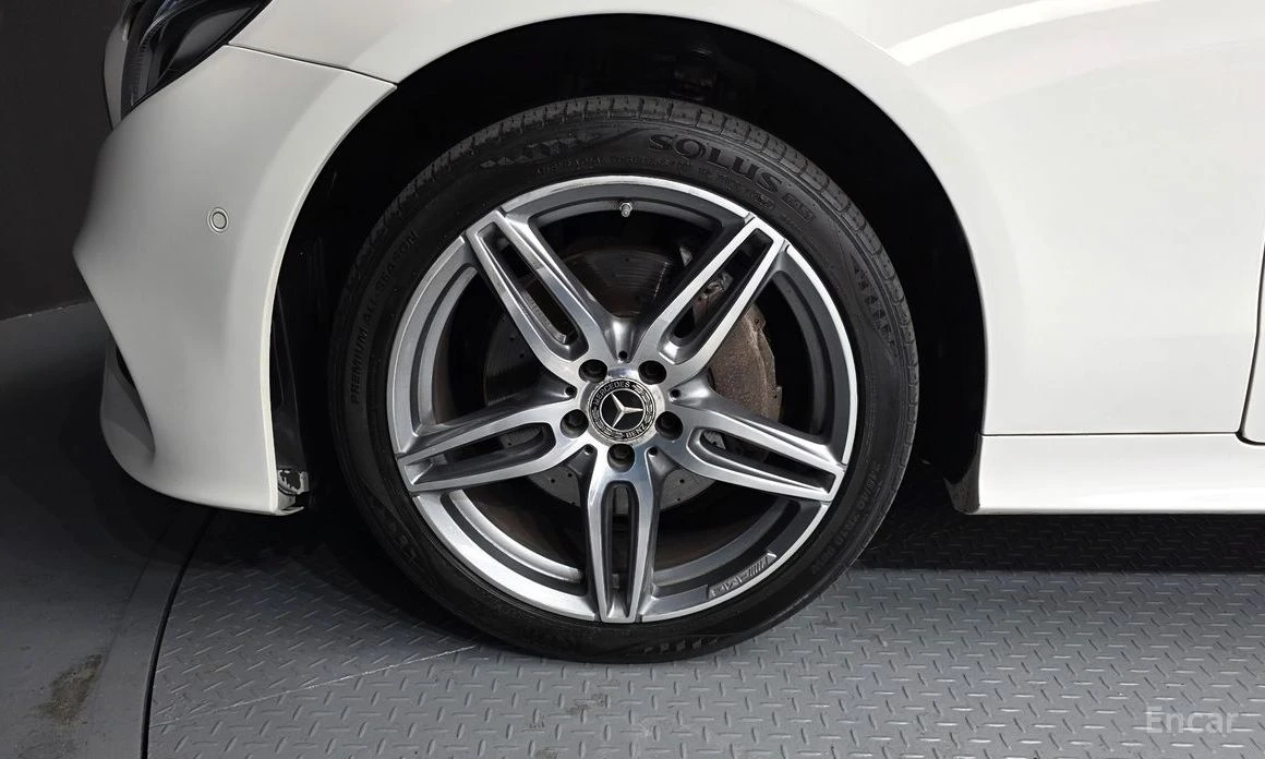 Mercedes-Benz E 220 d* COUPE* AMG* HEAD-UP* HUD* ПОДГРЕВ* КАМЕРА, снимка 5 - Автомобили и джипове - 54215259