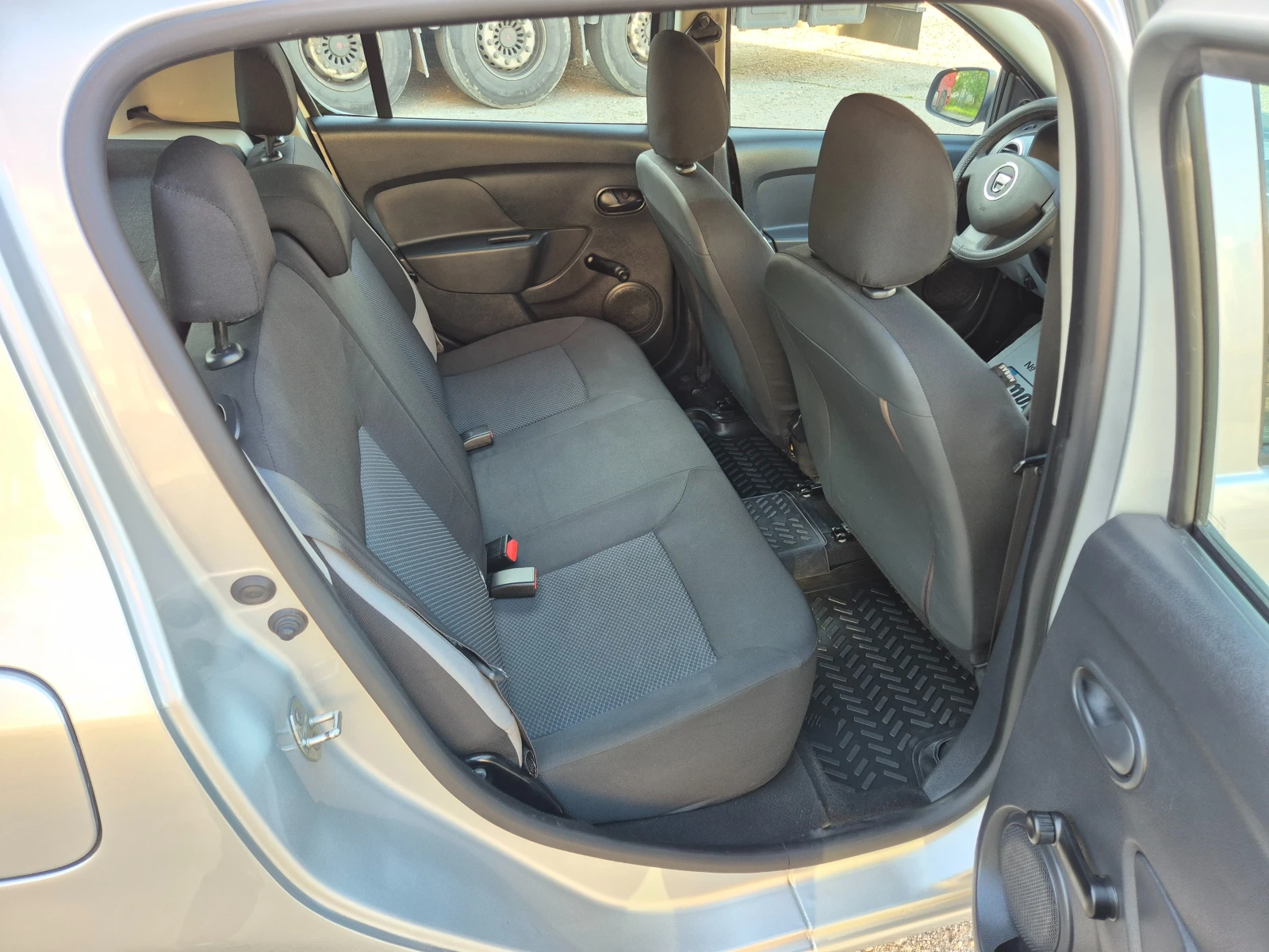 Dacia Sandero 1.5 DCI-ИТАЛИЯ , снимка 11 - Автомобили и джипове - 54325690