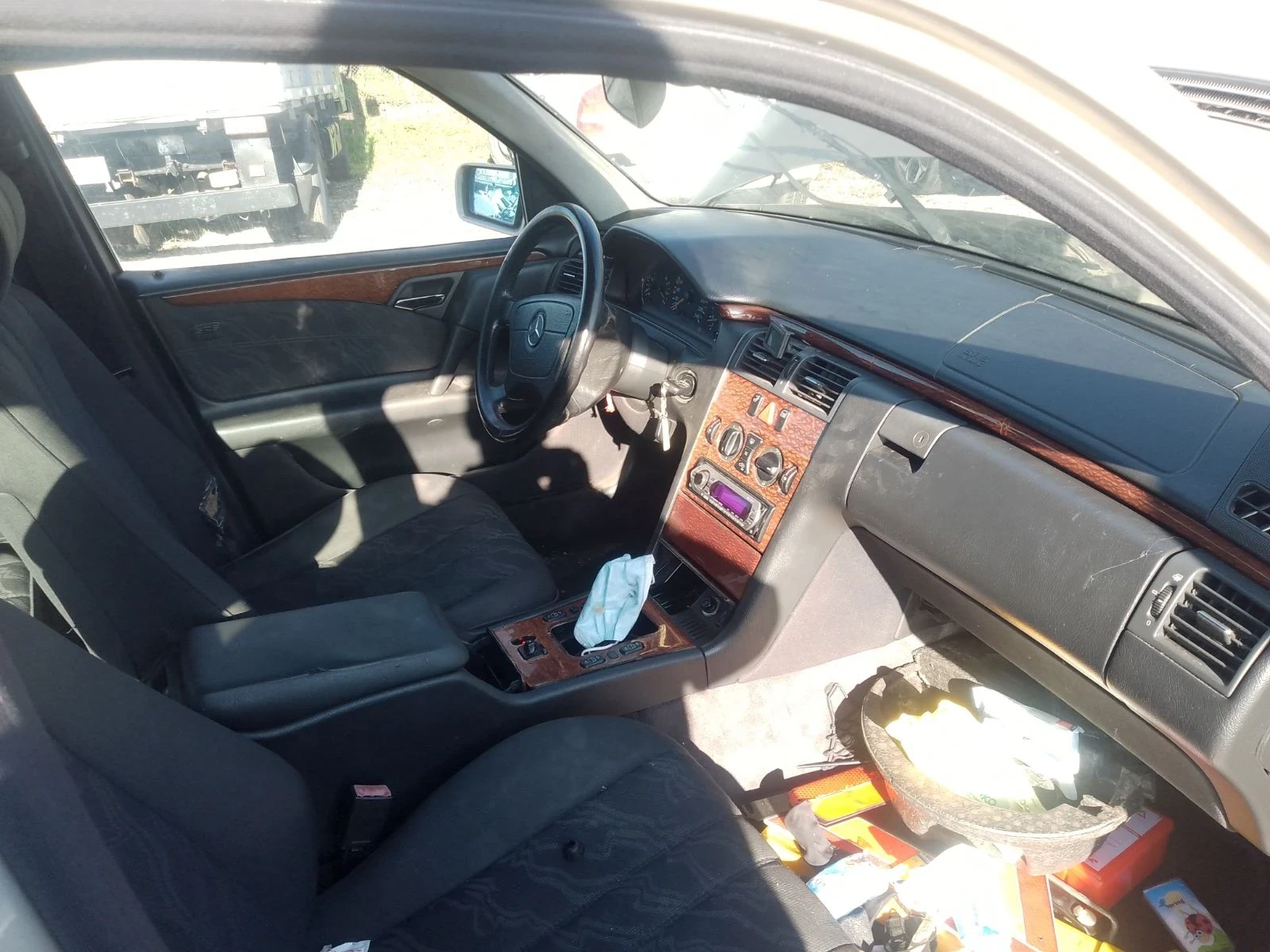 Mercedes-Benz E 220, снимка 6 - Автомобили и джипове - 54959635