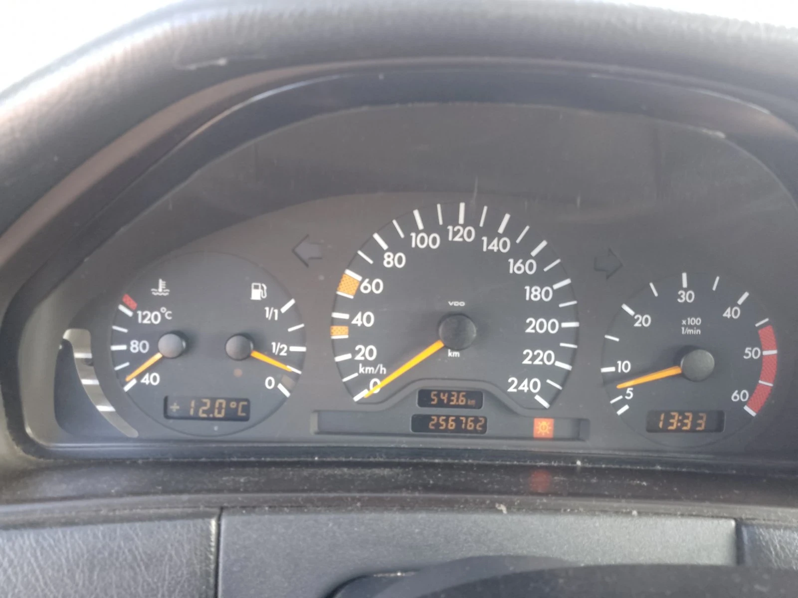 Mercedes-Benz E 220, снимка 7 - Автомобили и джипове - 54959635