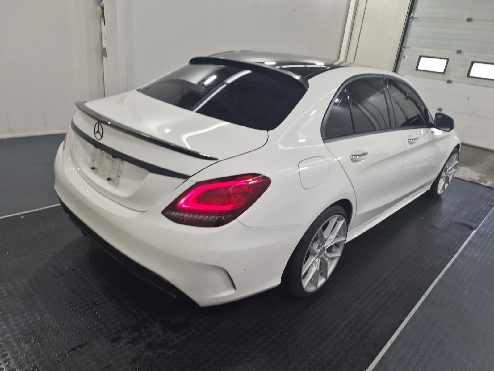 Mercedes-Benz C 300 * FACELIFT * ПАНОРАМА * ПОДГРЕВ * KEYLESS, снимка 3 - Автомобили и джипове - 55990043