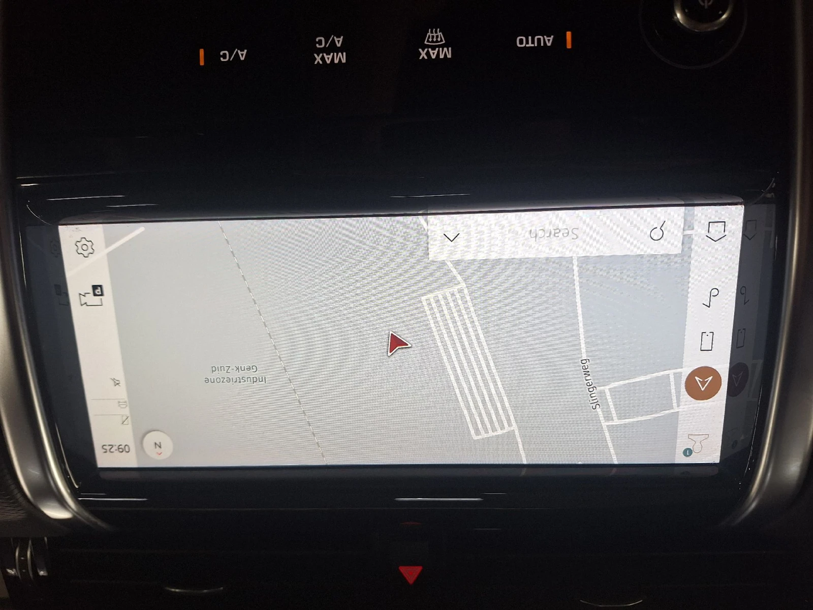 Land Rover Discovery Sport P300e PHEV AWD Auto Leather Navi, снимка 13 - Автомобили и джипове - 56207464