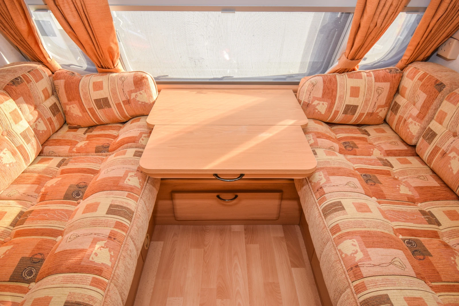 Каравана Avondale Argente 480-2, снимка 8 - Каравани и кемпери - 55452020