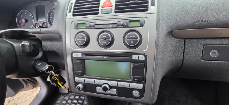 VW Touran 2.0 TDI 8-КЛАПАНА, снимка 10 - Автомобили и джипове - 53201332