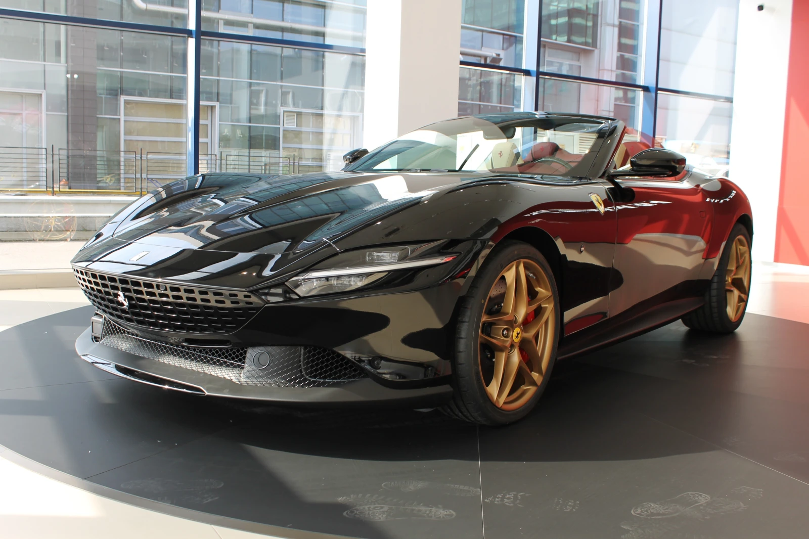 Ferrari Roma Spider, снимка 2 - Автомобили и джипове - 53869950