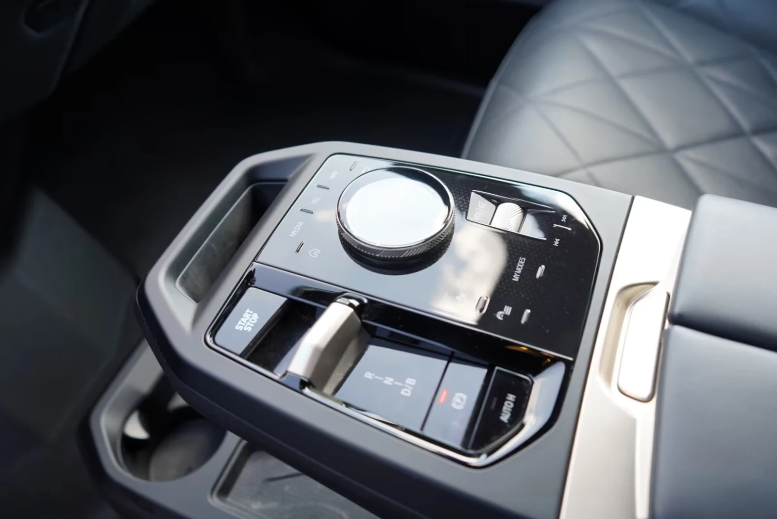 BMW iX 40 xDrive M Laser AIR HUD Keyless W/P Massage, снимка 14 - Автомобили и джипове - 54139879