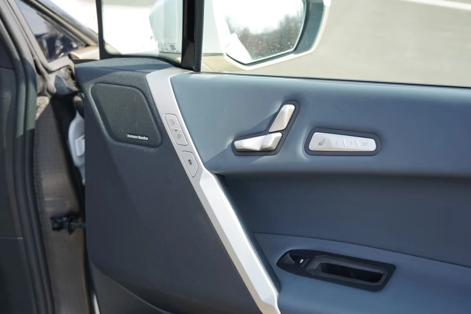 BMW iX 40 xDrive M Laser AIR HUD Keyless W/P Massage, снимка 13 - Автомобили и джипове - 54139879