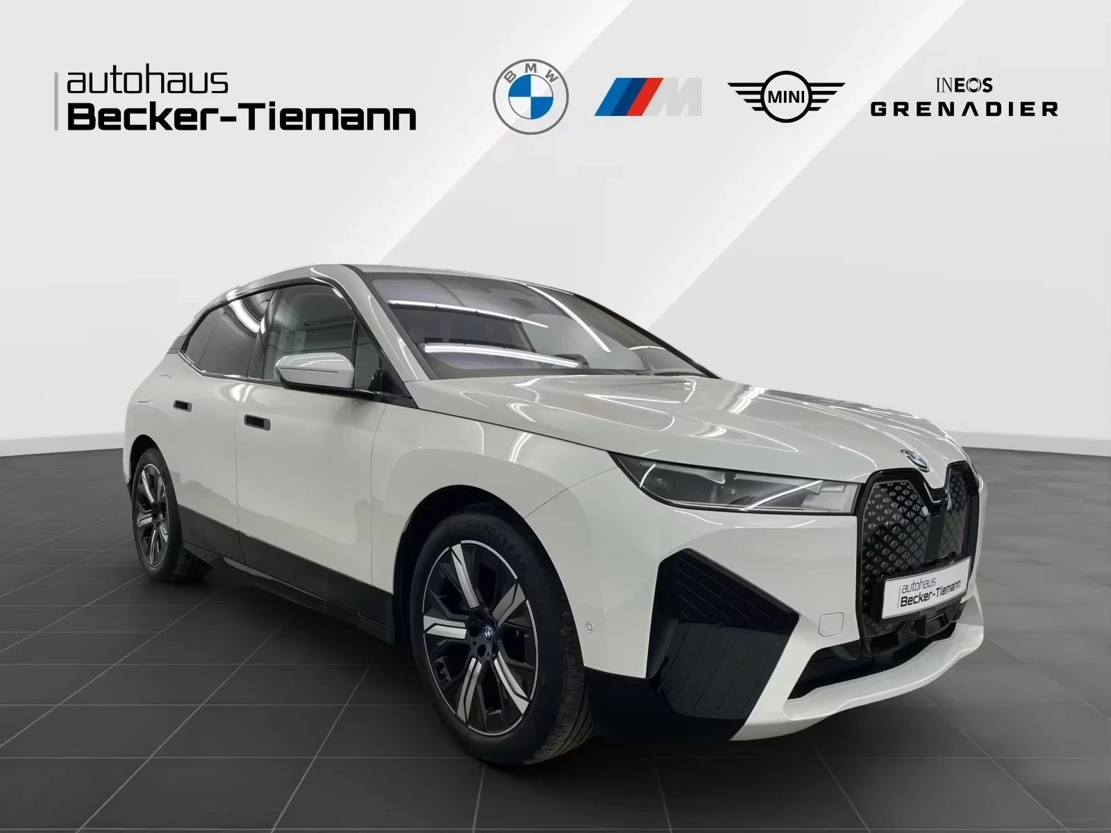 BMW iX 40 xDrive M Sport  Laser H/K HUD 360 Keyless W/P, снимка 6 - Автомобили и джипове - 54139879