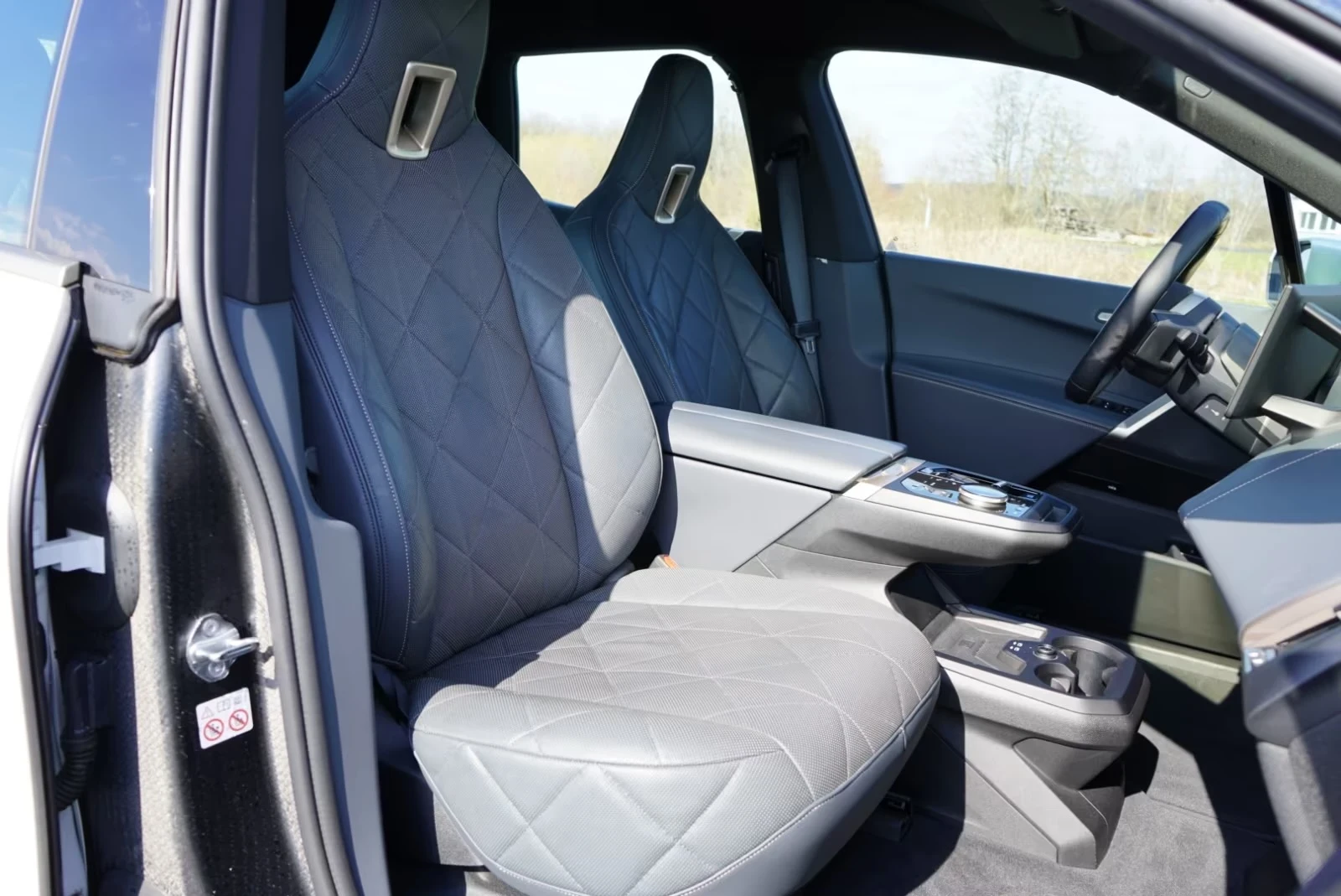 BMW iX 40 xDrive M Laser AIR HUD Keyless W/P Massage, снимка 11 - Автомобили и джипове - 54139879