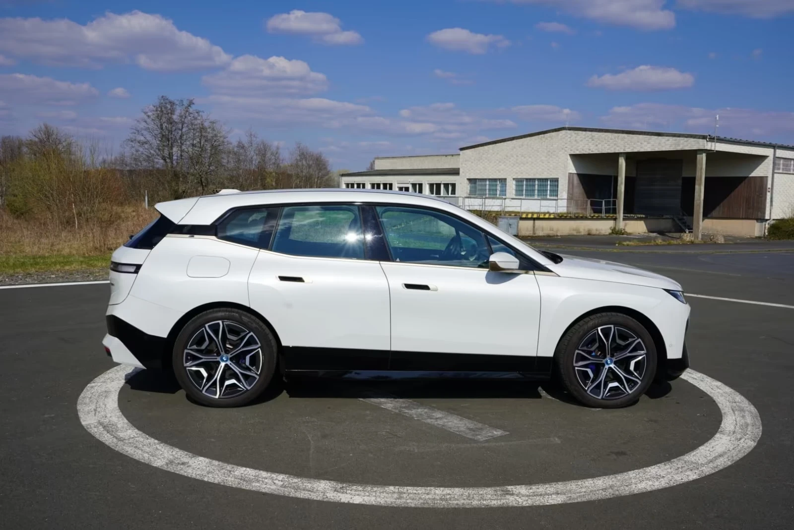 BMW iX 40 xDrive M Laser AIR HUD Keyless W/P Massage, снимка 5 - Автомобили и джипове - 54139879