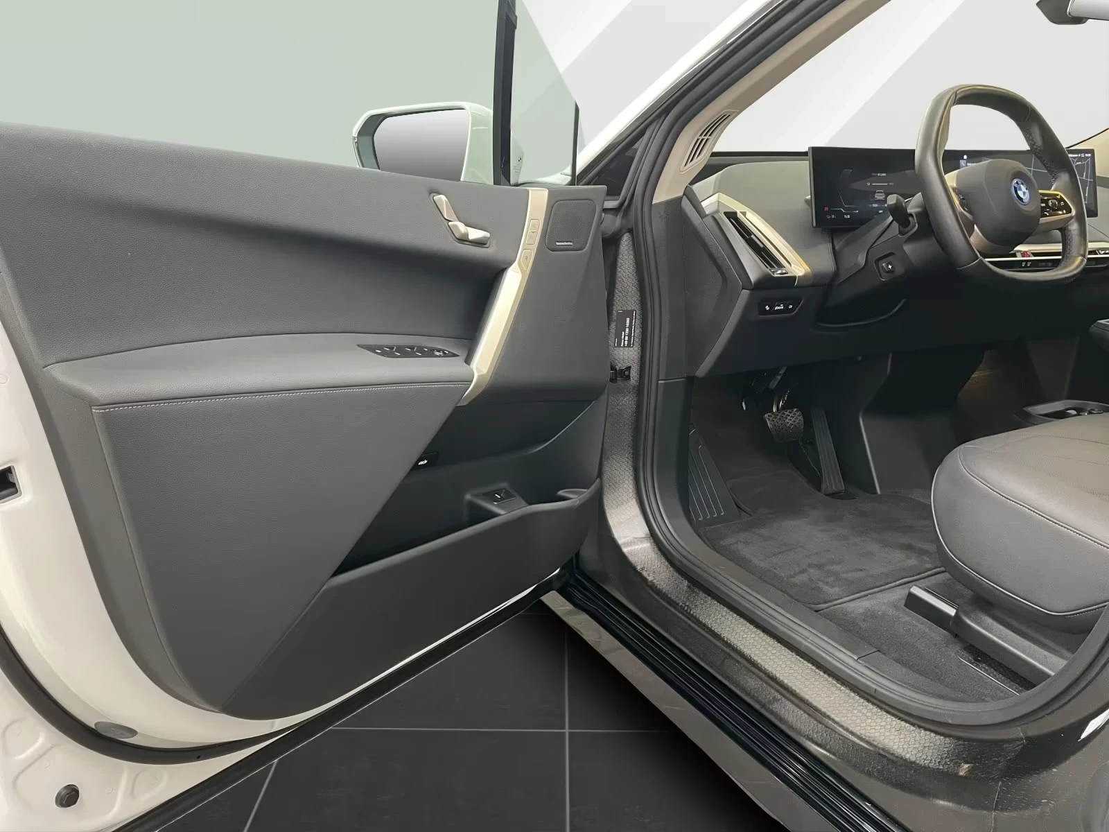 BMW iX 40 xDrive M Sport  Laser H/K HUD 360 Keyless W/P, снимка 10 - Автомобили и джипове - 54139879