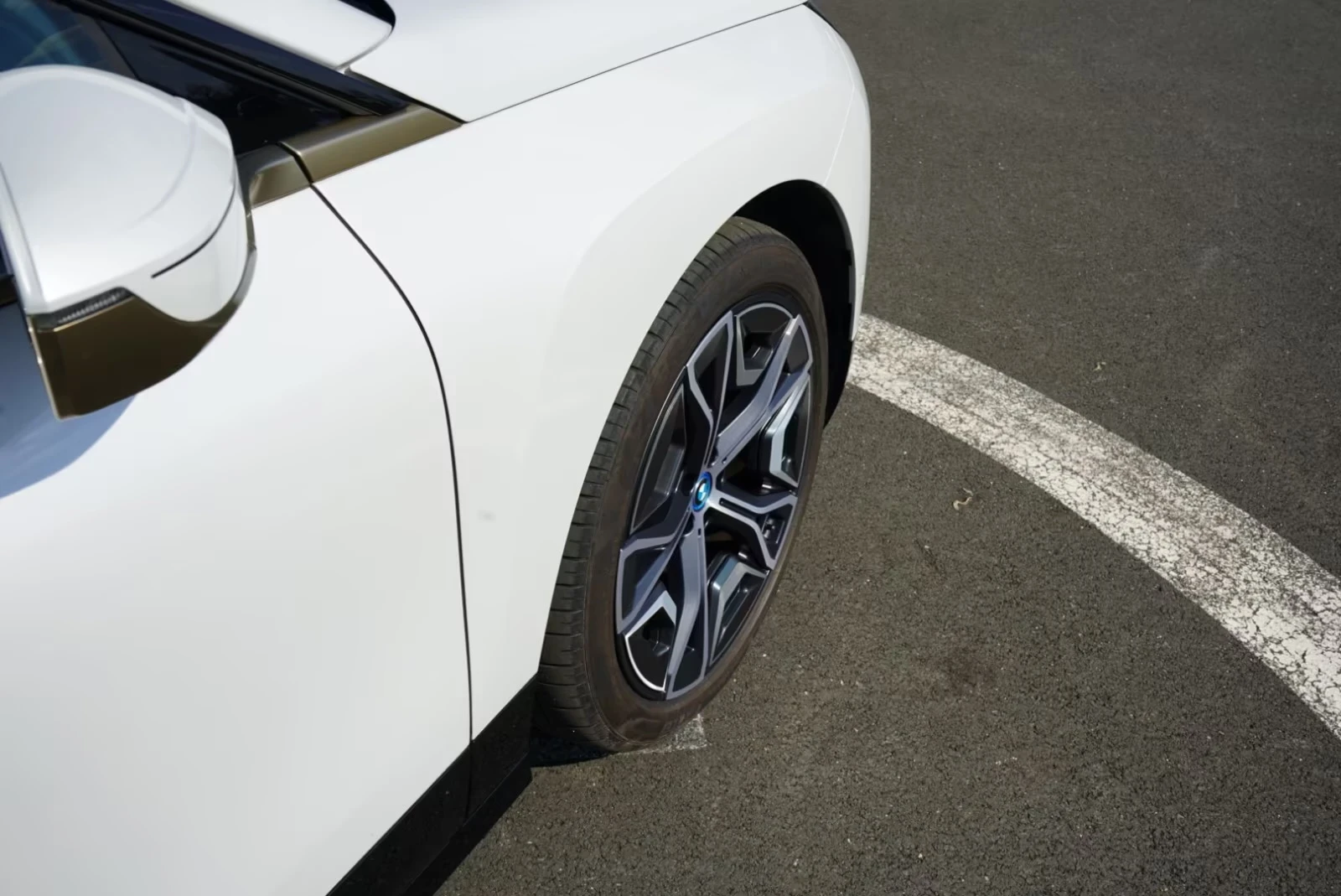 BMW iX 40 xDrive M Laser AIR HUD Keyless W/P Massage, снимка 7 - Автомобили и джипове - 54139879