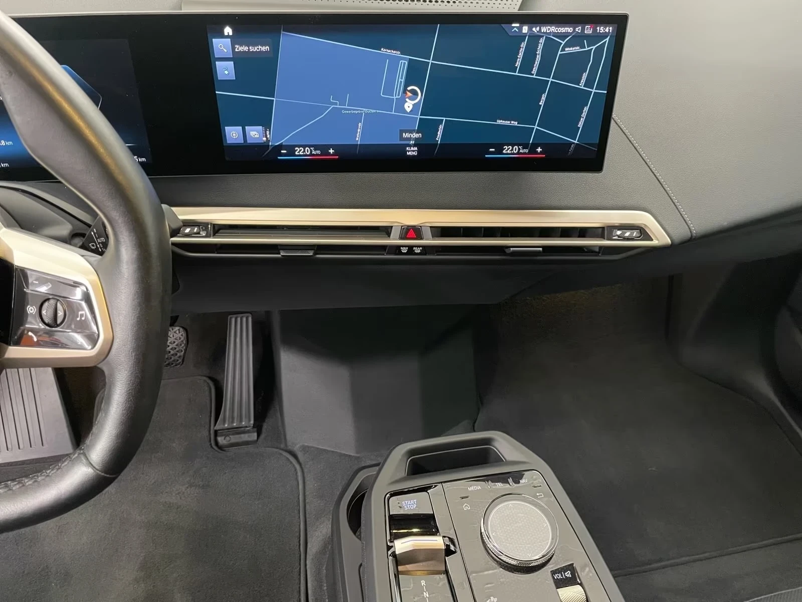 BMW iX 40 xDrive M Sport  Laser H/K HUD 360 Keyless W/P, снимка 11 - Автомобили и джипове - 54139879