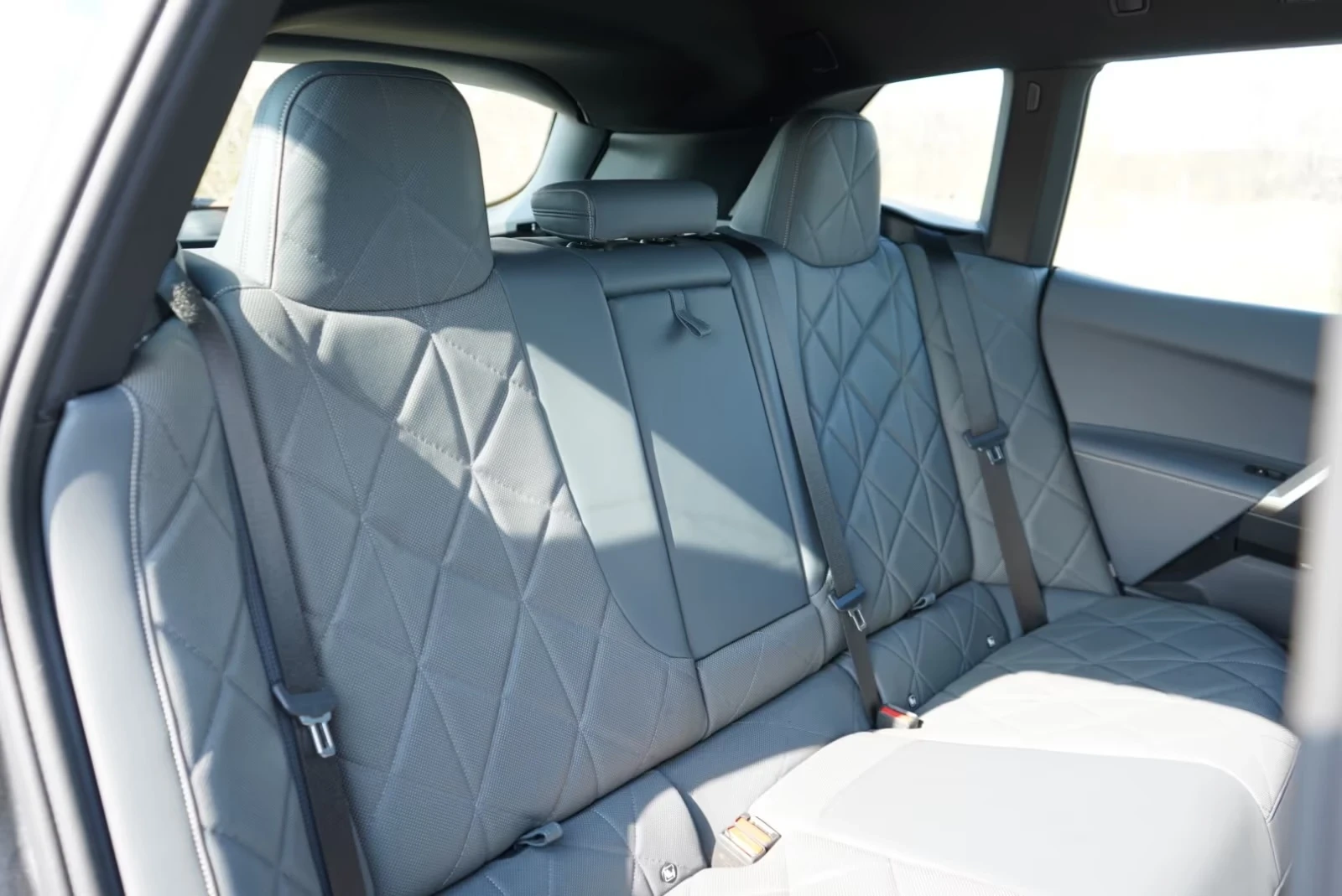 BMW iX 40 xDrive M Laser AIR HUD Keyless W/P Massage, снимка 15 - Автомобили и джипове - 54139879