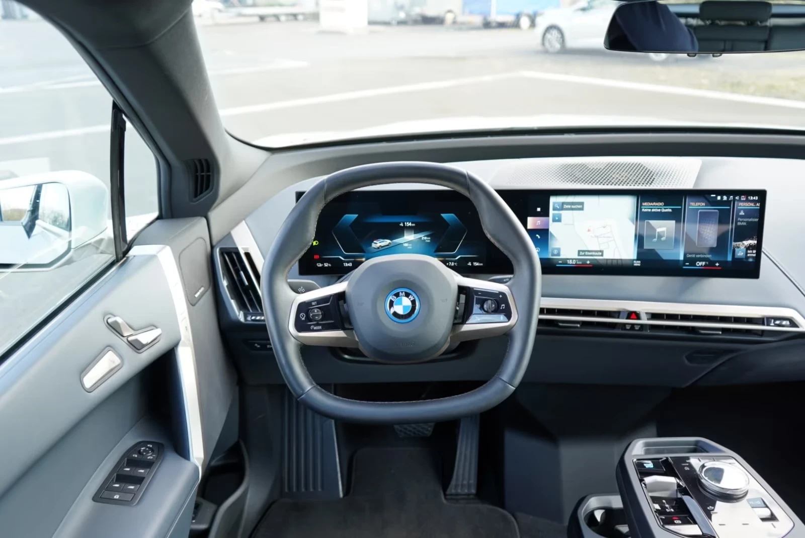 BMW iX 40 xDrive M Laser AIR HUD Keyless W/P Massage, снимка 9 - Автомобили и джипове - 54139879