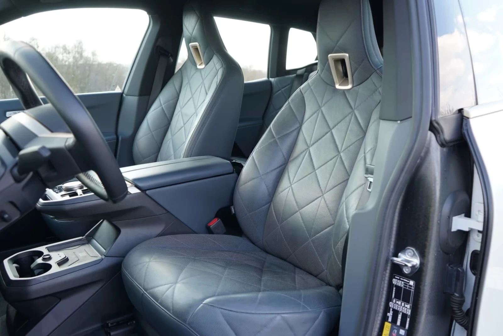 BMW iX 40 xDrive M Laser AIR HUD Keyless W/P Massage, снимка 10 - Автомобили и джипове - 54139879