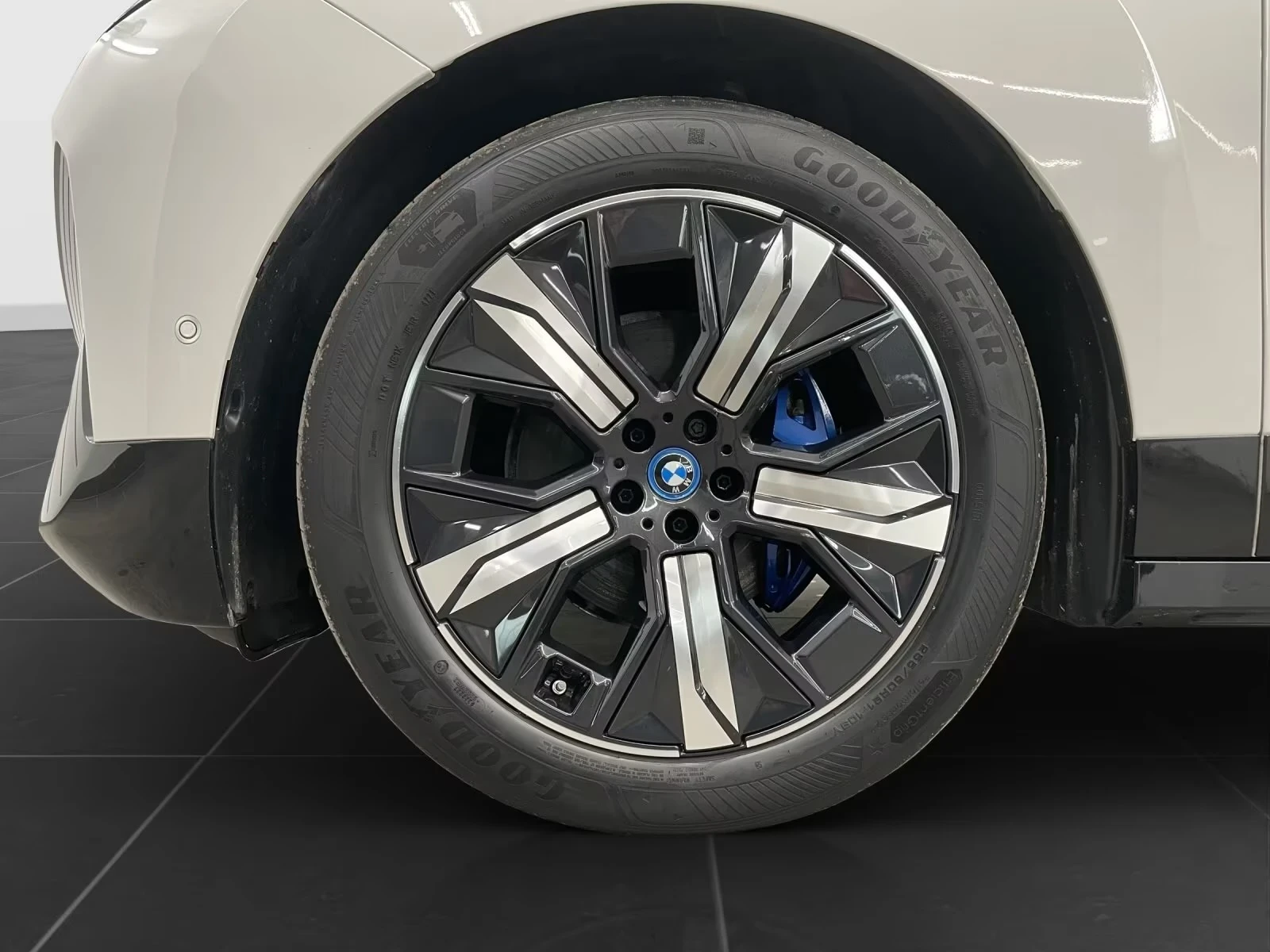 BMW iX 40 xDrive M Sport  Laser H/K HUD 360 Keyless W/P, снимка 14 - Автомобили и джипове - 54139879