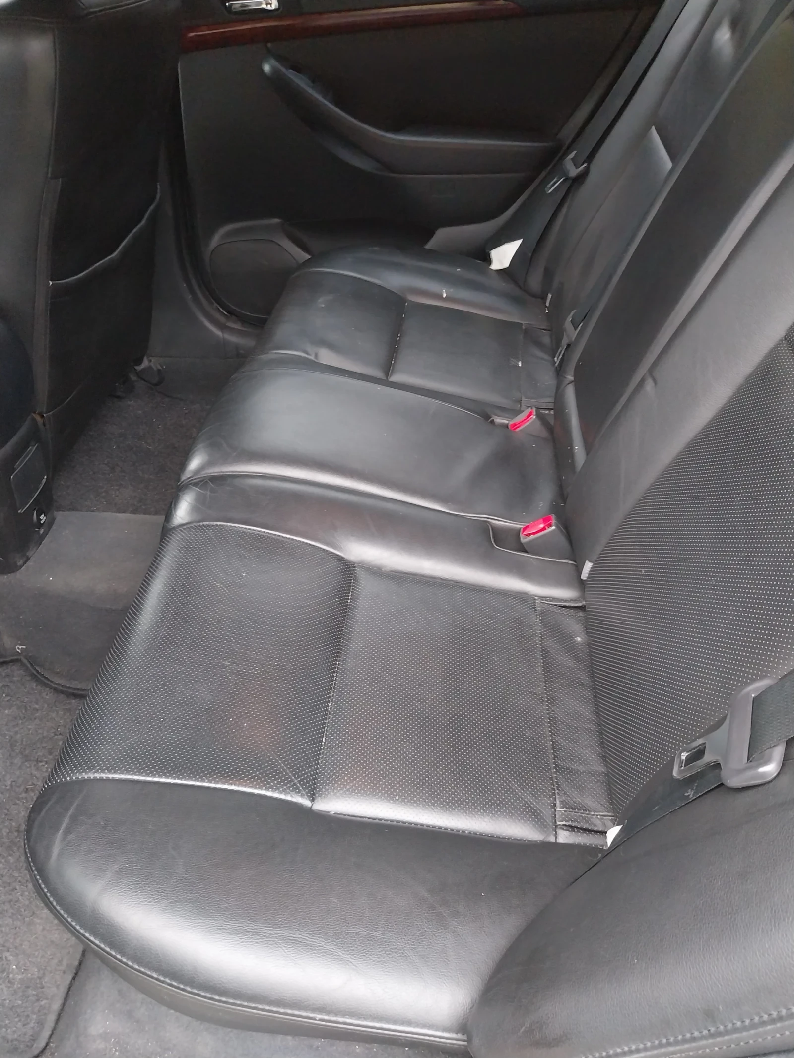 Toyota Avensis 2.2 177коня, снимка 10 - Автомобили и джипове - 54160915