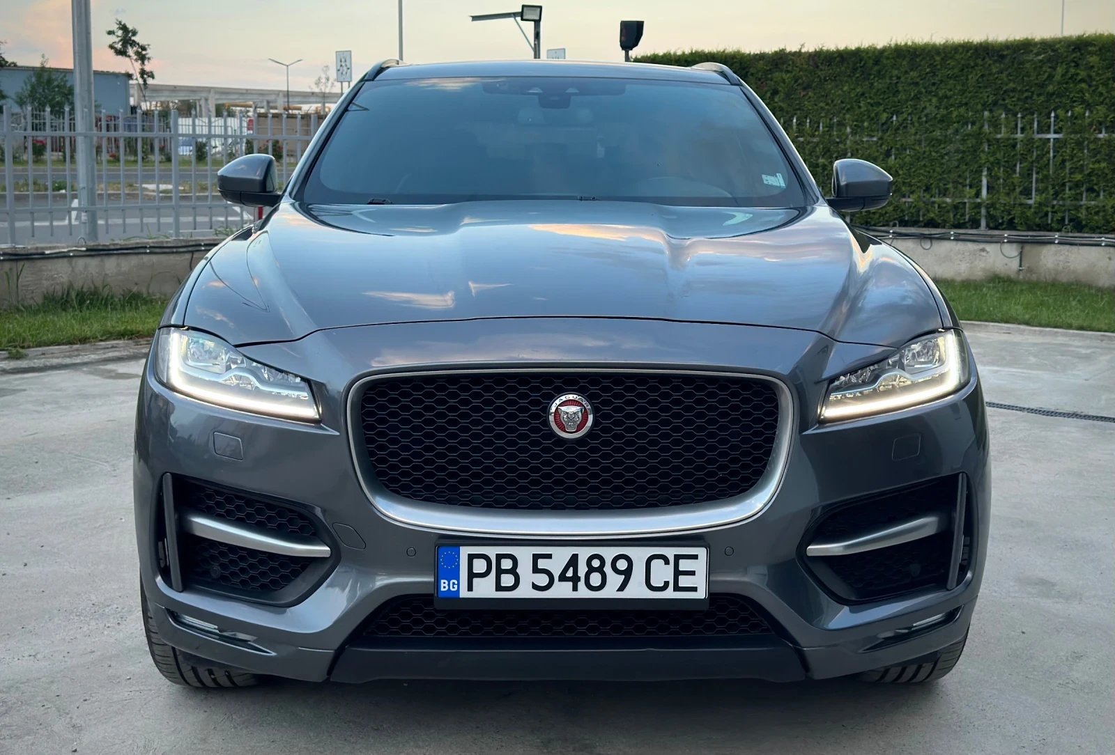 Jaguar F-PACE R-Sport packet 2.0d AWD* DIGITAL* Подгреви* Панора, снимка 3 - Автомобили и джипове - 55016025