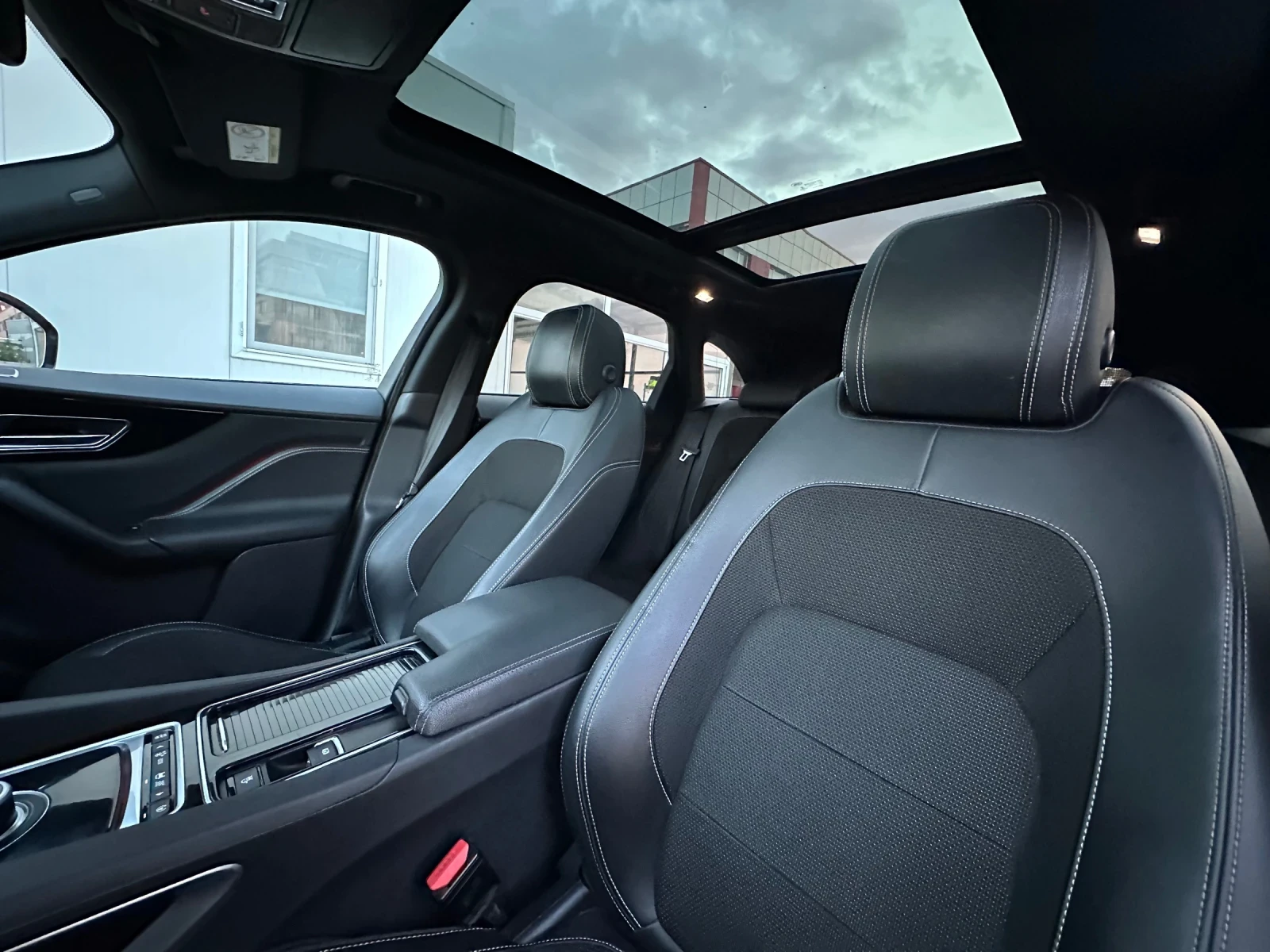 Jaguar F-PACE R-Sport packet 2.0d AWD* DIGITAL* Подгреви* Панора, снимка 10 - Автомобили и джипове - 55016025