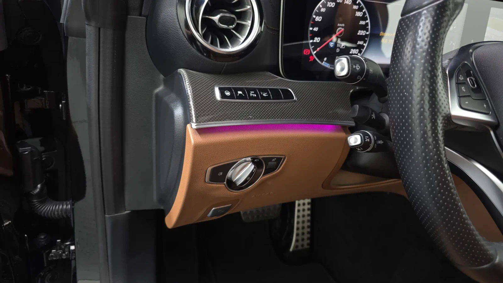Mercedes-Benz E 400 4MATIC/AMG/HEAD UP/PANORAMA/360CAM/BURMESTER, снимка 13 - Автомобили и джипове - 55219705