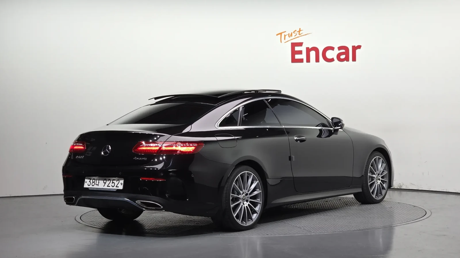 Mercedes-Benz E 400 4MATIC/AMG/HEAD UP/PANORAMA/360CAM/BURMESTER, снимка 2 - Автомобили и джипове - 55219705