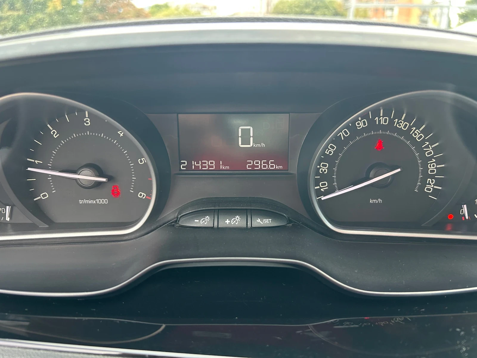 Peugeot 208, снимка 12 - Автомобили и джипове - 55798479