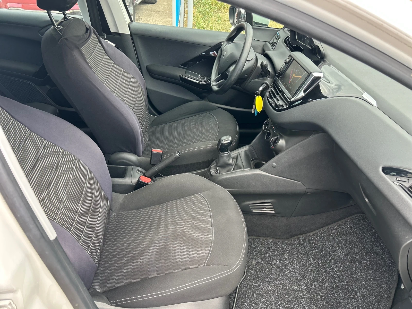 Peugeot 208, снимка 13 - Автомобили и джипове - 55798479
