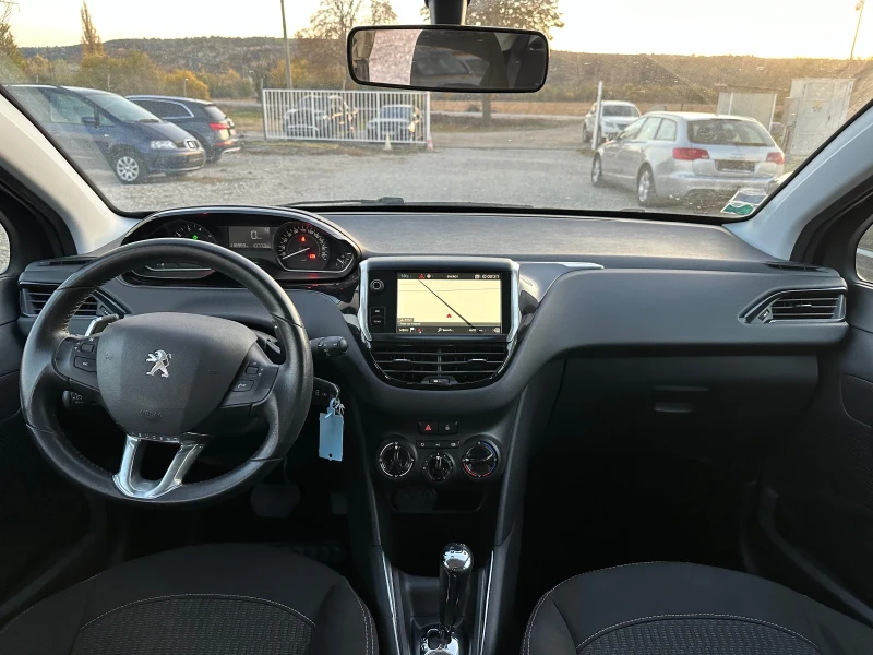 Peugeot 208 1.2i AVTOMATIK, снимка 8 - Автомобили и джипове - 48437616