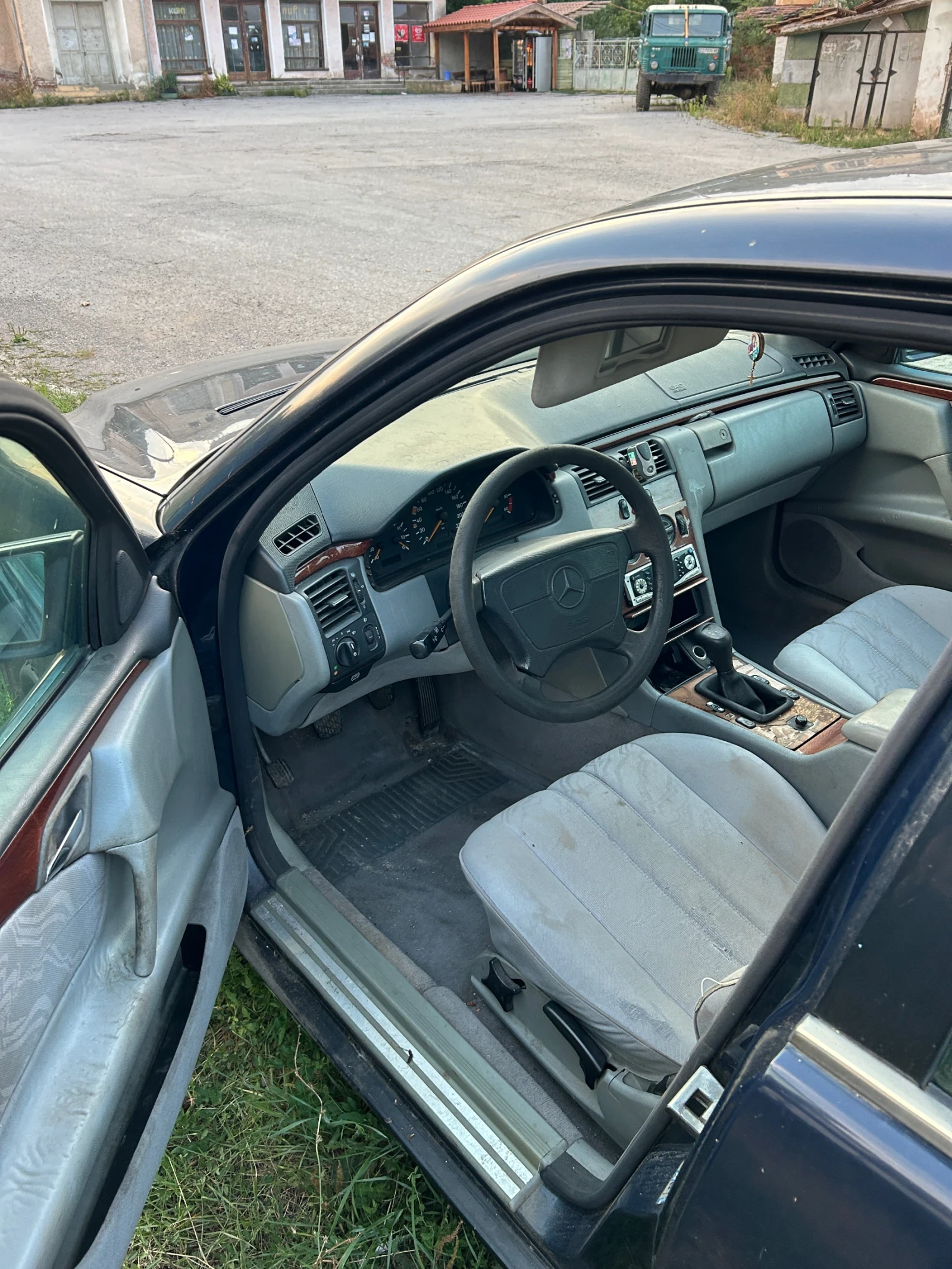 Mercedes-Benz E 220 2.2  - изображение 3