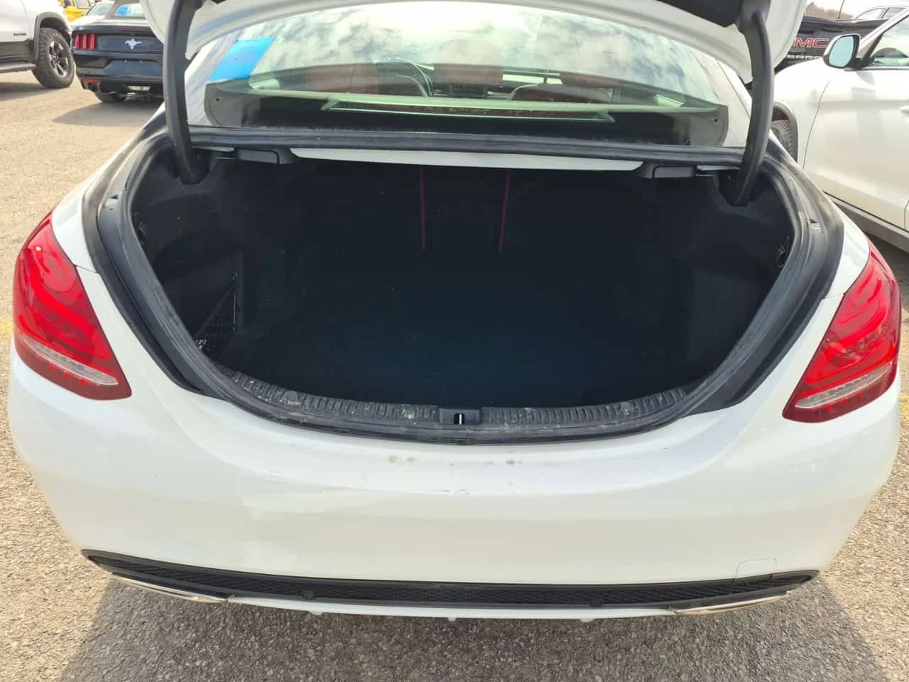 Mercedes-Benz C 300 * CARFAX * ЦЕНА ДО БГ, снимка 13 - Автомобили и джипове - 54206318