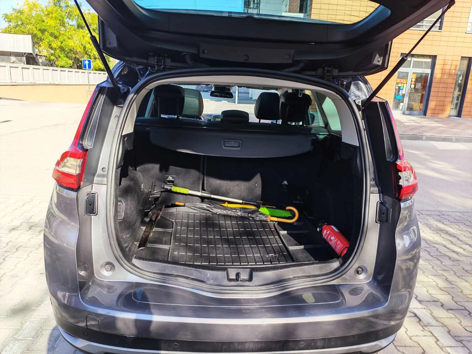 Renault Grand scenic 1.6dCi 160EDC, снимка 5 - Автомобили и джипове - 56729470