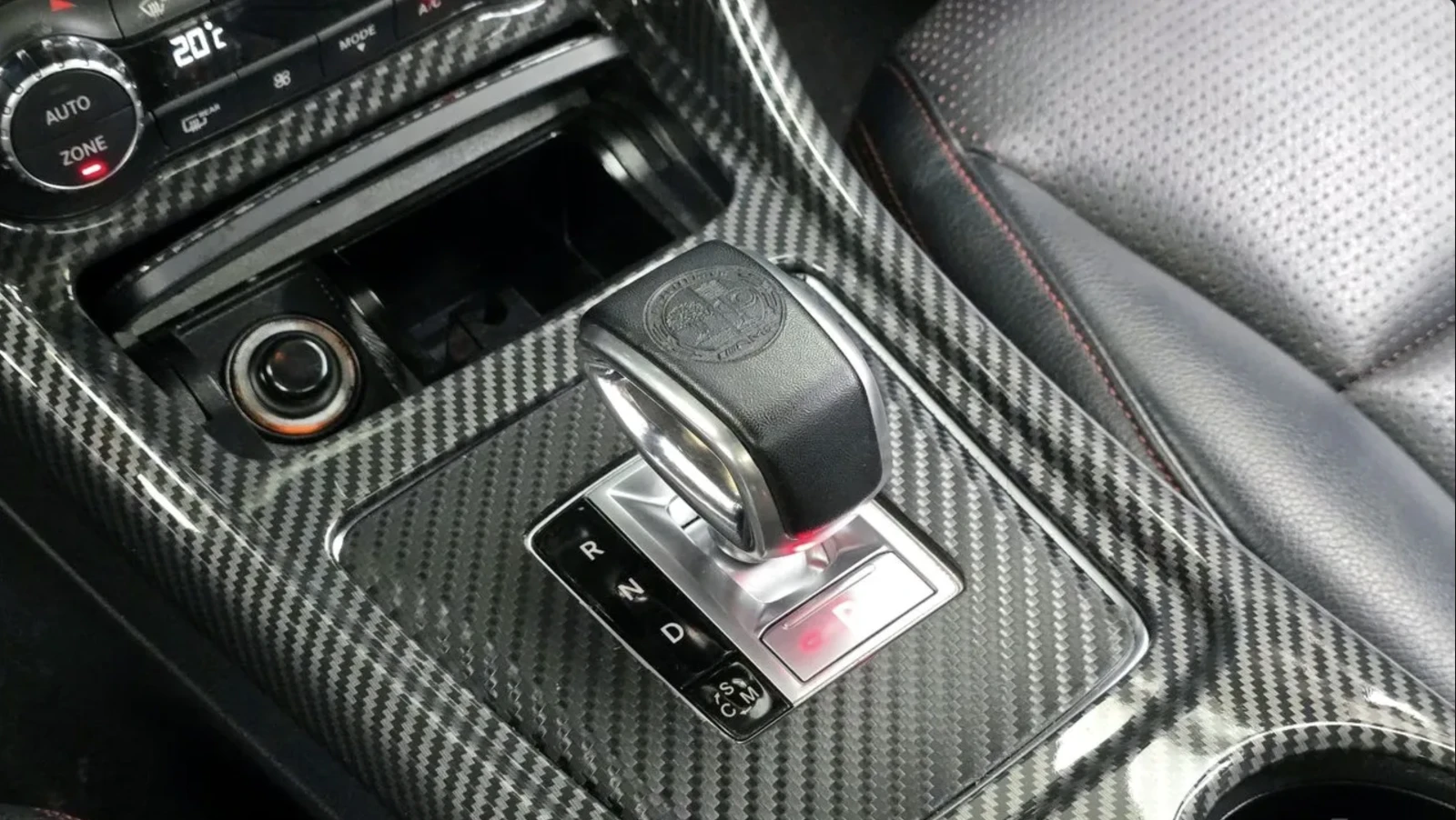 Mercedes-Benz A45 AMG CARBON / ПАНОРАМА / CARPLAY / , снимка 13 - Автомобили и джипове - 54868922