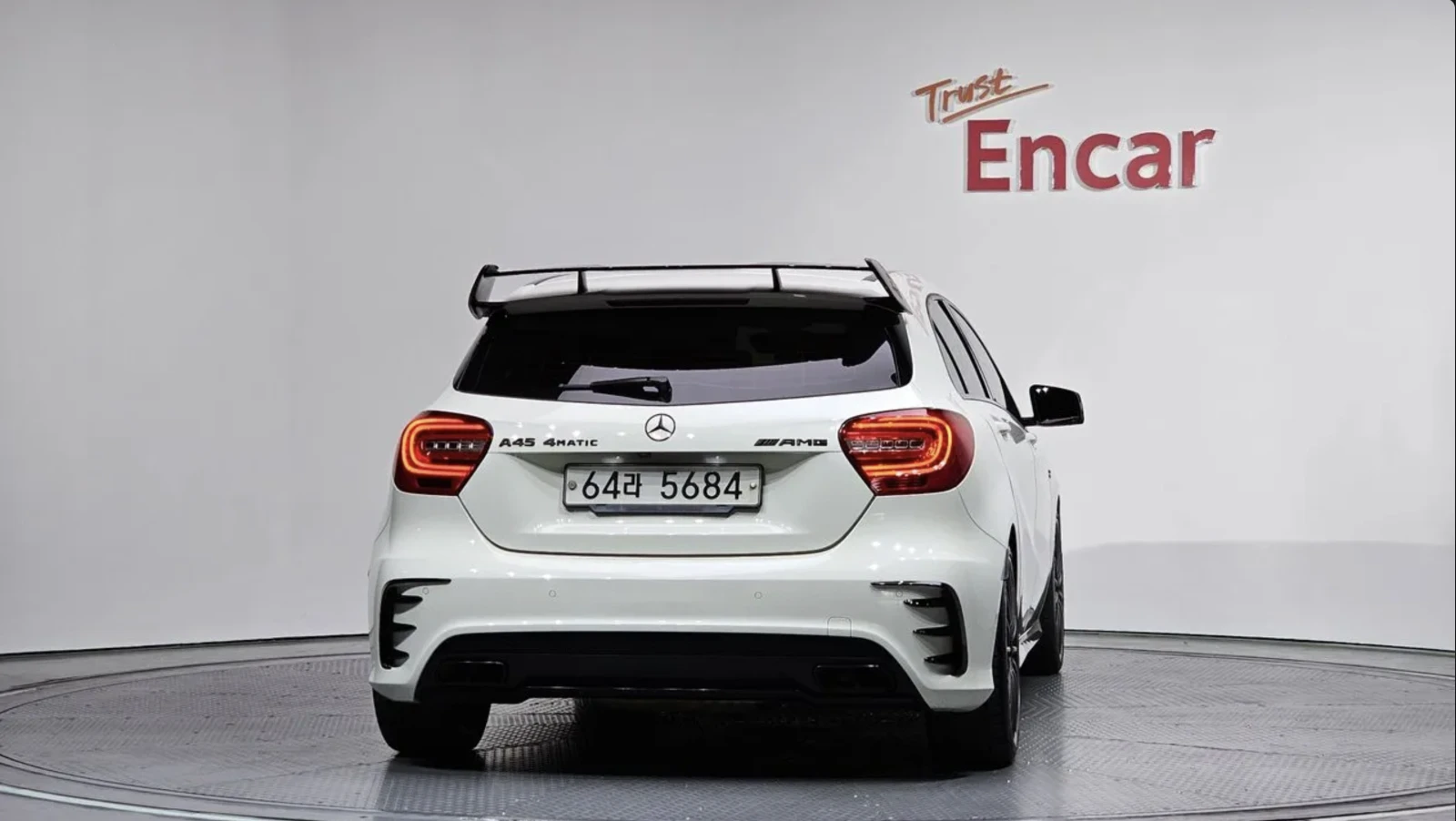 Mercedes-Benz A45 AMG CARBON / ПАНОРАМА / CARPLAY / , снимка 4 - Автомобили и джипове - 54868922