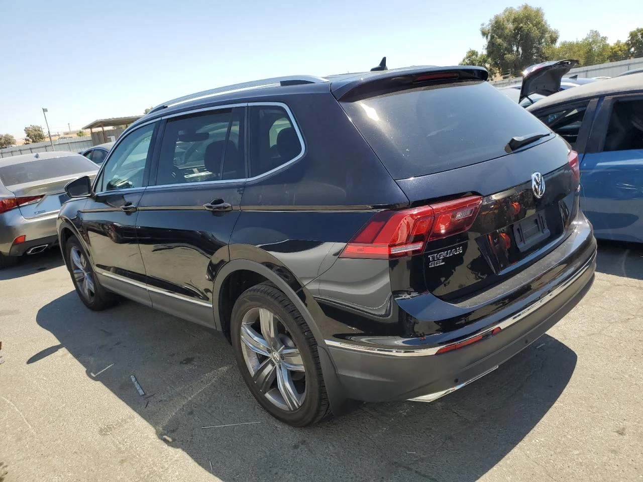 VW Tiguan SEL PREMIUM 2.0L  - изображение 3