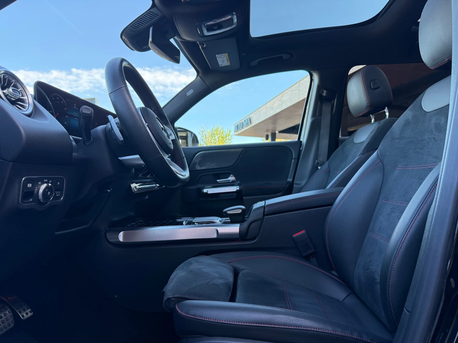 Mercedes-Benz GLB 200d* AMG* PANORAMA - изображение 9